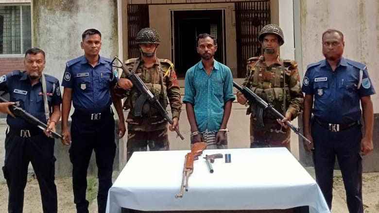 গোয়ালন্দে অস্ত্রসহ ব্যবসায়ী গ্রেফতার